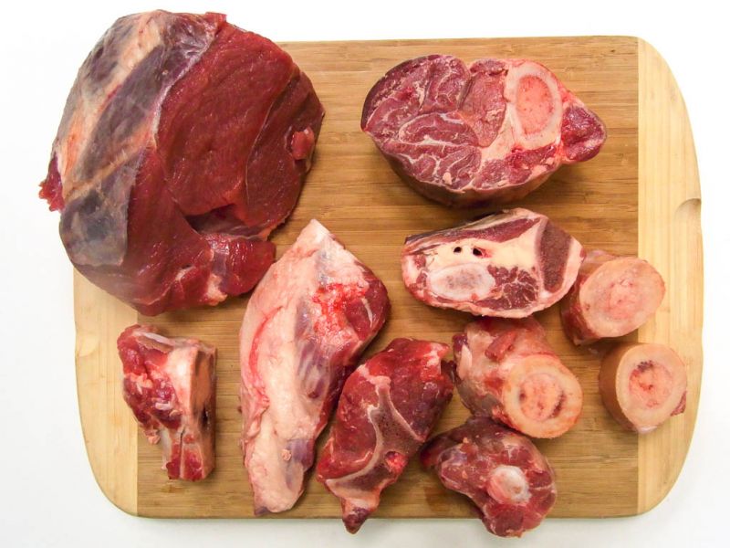 Datei:Gallowayrind, verschiedene Fleischteile und Markknochen.jpg